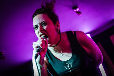 Live performance - lara screaming